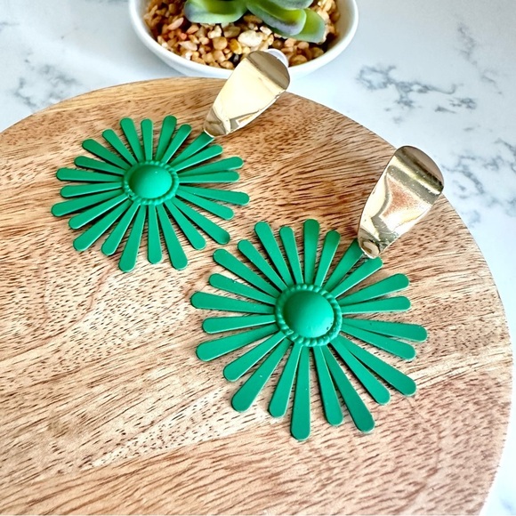 2/$30šµ Green Sunburst Flower Metal Earrings Jewelry Gift Boho Large Statement - Picture 4 of 10